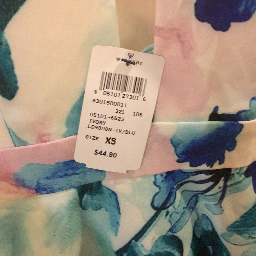 Floral criss-cross back dress with low V cut - Picture 2 of 5